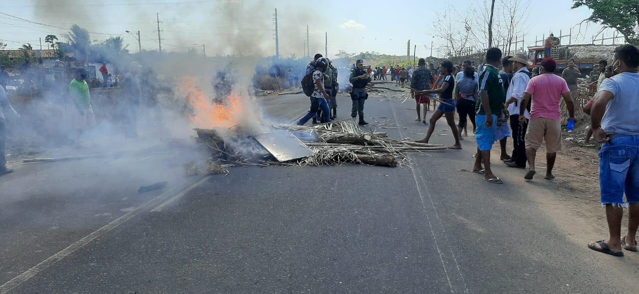 Polícia cumpre ordem de despejo em terreno de invasão e é recebida com pedradas