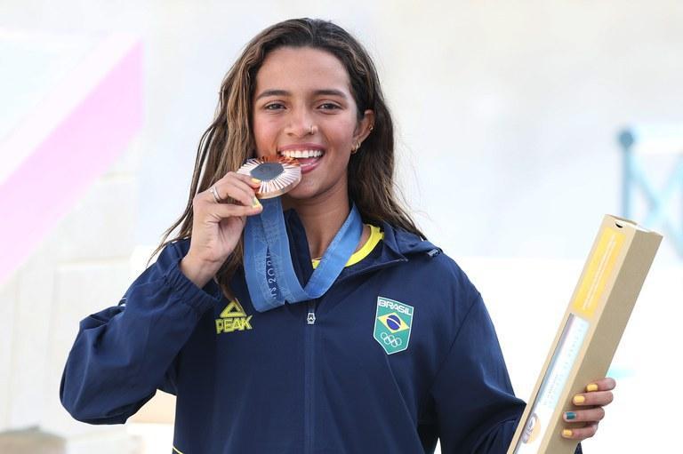 Rayssa Leal com sua medalha de bronze na categoria Skate Street Feminino