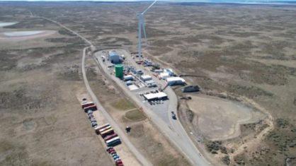Uma turbina eólica que gera 3,4 megawatts de eletricidade fornece a energia necessária para o processo por meio do qual é produzido o H2 verde