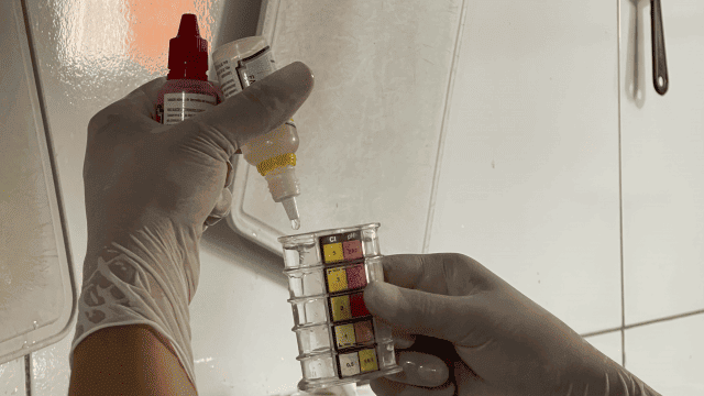 Vigilância Sanitária de Angical realiza coleta de água em escolas para garantir qualidade do consumo humano