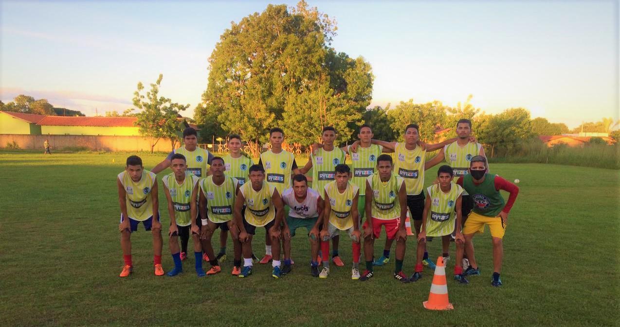 Escolinha de futebol busca revelar talentos em União