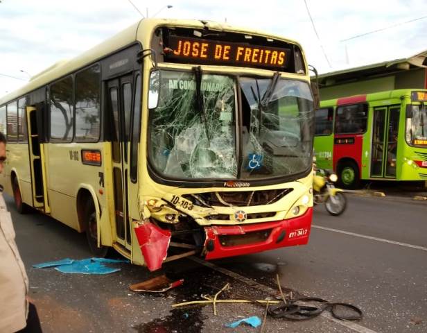 Ônibus envolvido no acidente