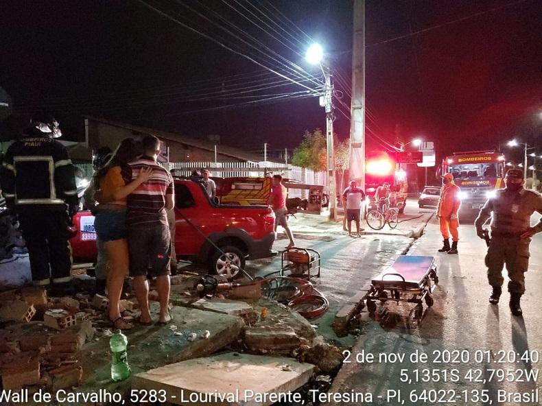 Motorista fica presa às ferragens em acidente de carro