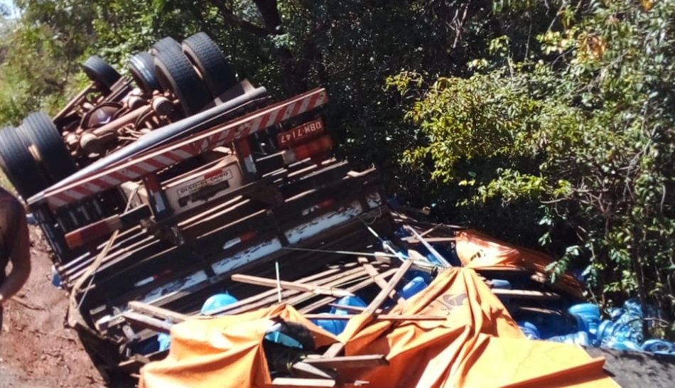 Caminhão tombou na BR 222
