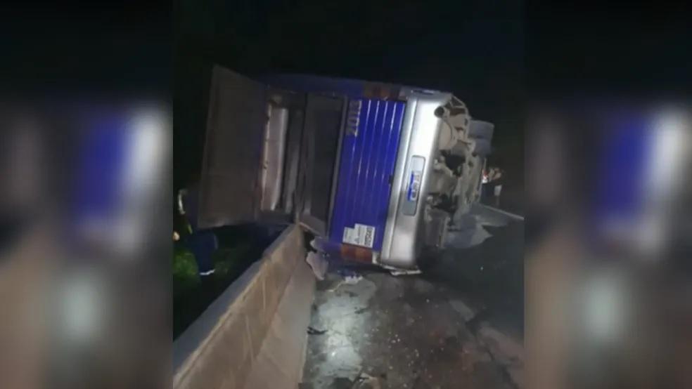 Ônibus que tombou