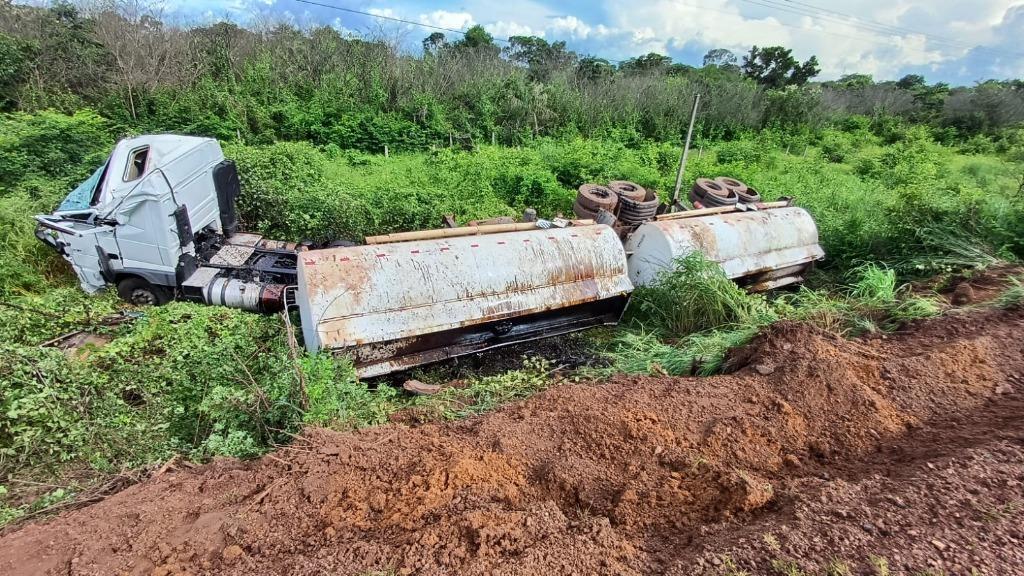 Caminhão com óleo diesel tomba na BR-343, em Piripiri