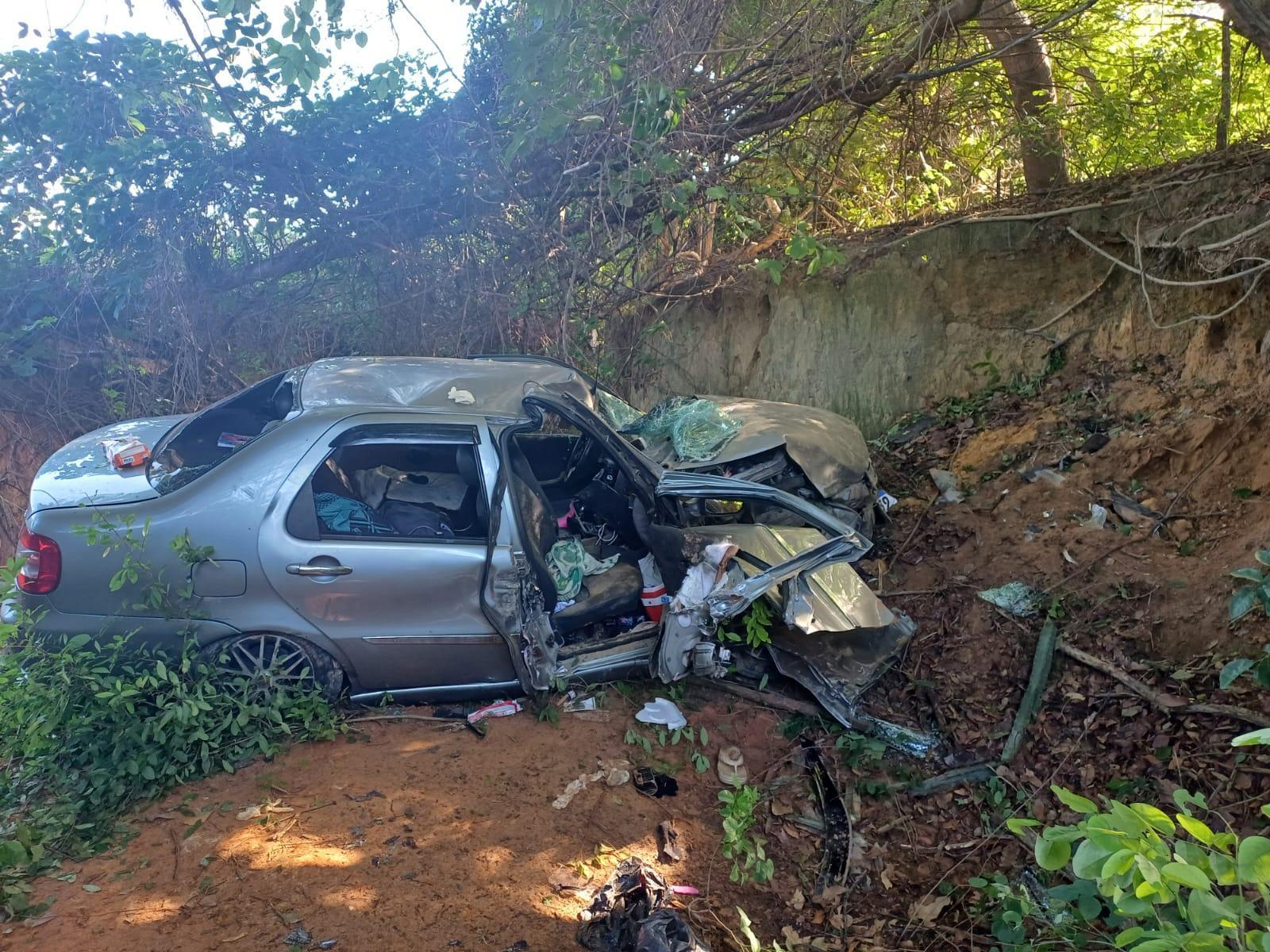Carro capotou às margens da rodovia