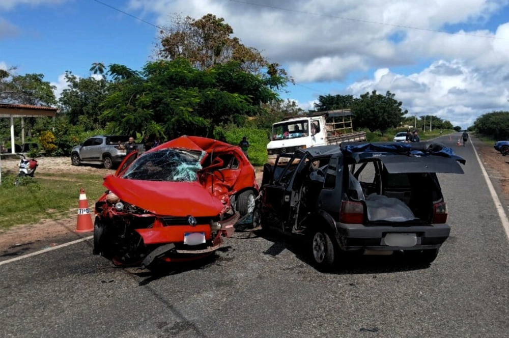 Acidente entre dois carros deixa três mortos