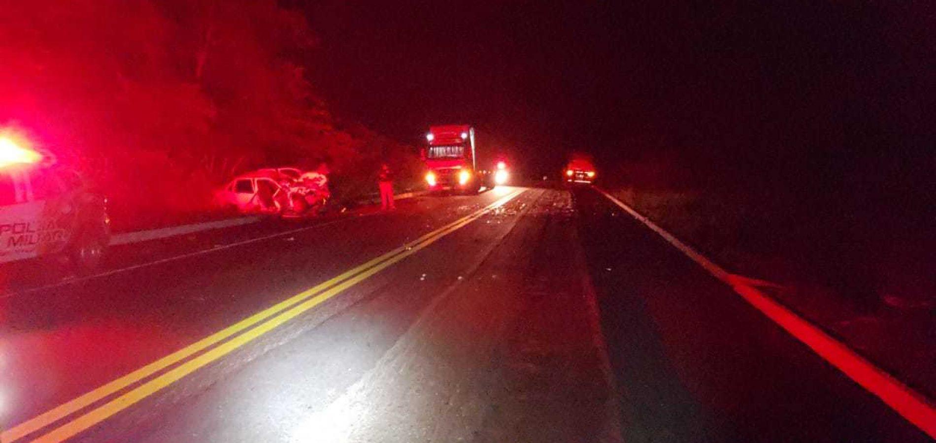 Colisão entre carro e carreta mata jovem de 27 anos na BR-316 em Inhuma