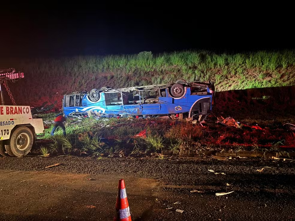 Veículo ficou tombando no acostamento na BR-153 entre Ocauçu e Marília (SP)