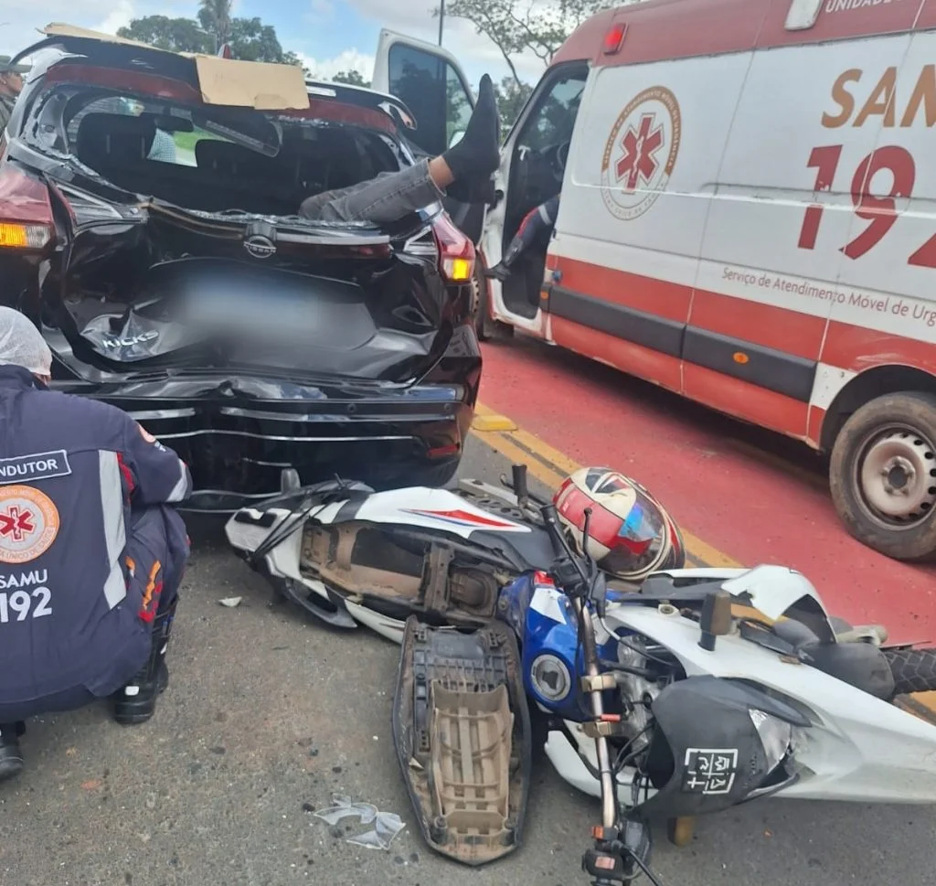 Vídeo: motociclista atravessa vidro de carro e fica preso no porta-malas em acidente