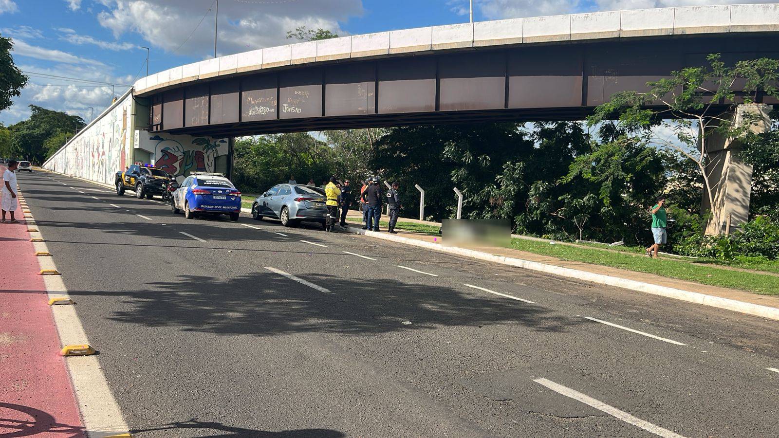 Câmeras de segurança flagraram o momento em que motociclista e passageira caem da Ponte da Amizade após colisão com carro em Timon.