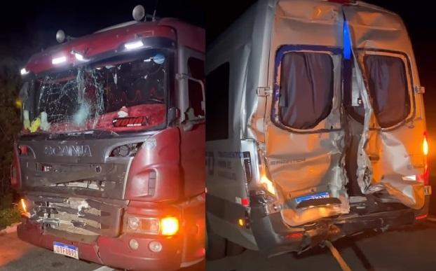 Caminhão colide na traseira de van da Secretaria de Saúde de Betânia do Piauí