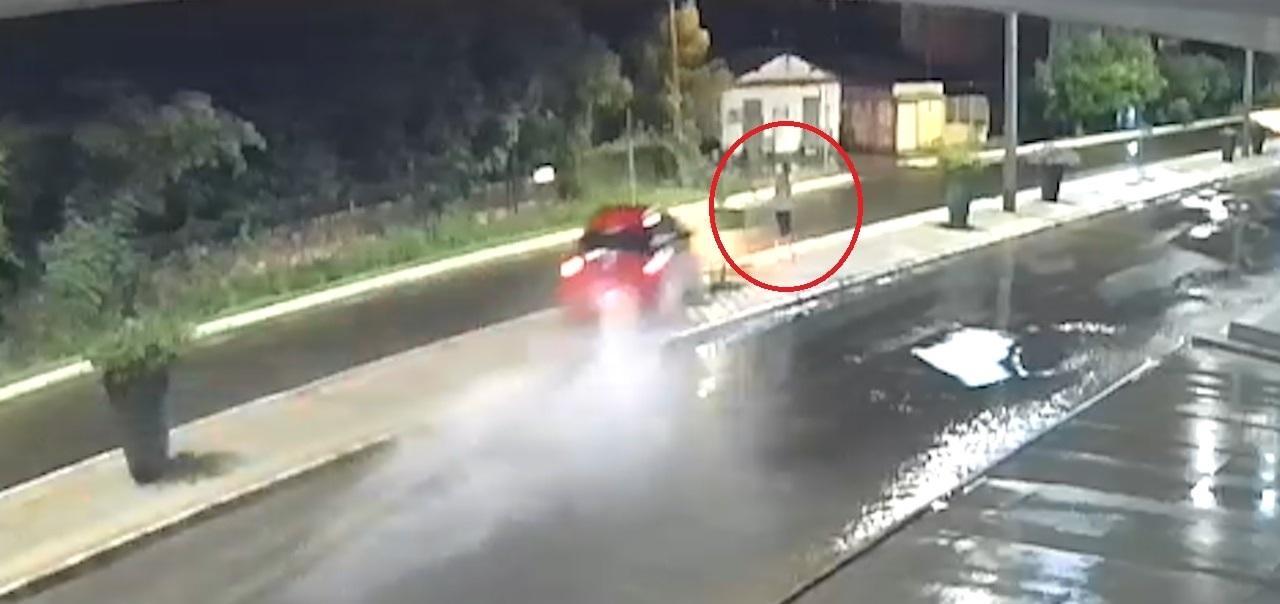 Pedestre escapa por pouco de ser atropelado