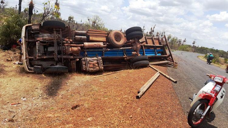 Caminhão tomba em curva perigosa entre Campo Maior e Cabeceiras