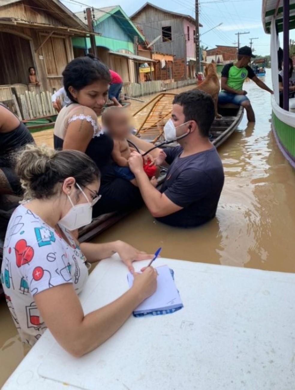 Bebê, que tem apenas dois anos, está com pneumonia, segundo o médico Rodrigo Damasceno