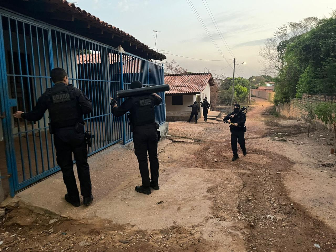 Equipe cumprindo mandados judiciais