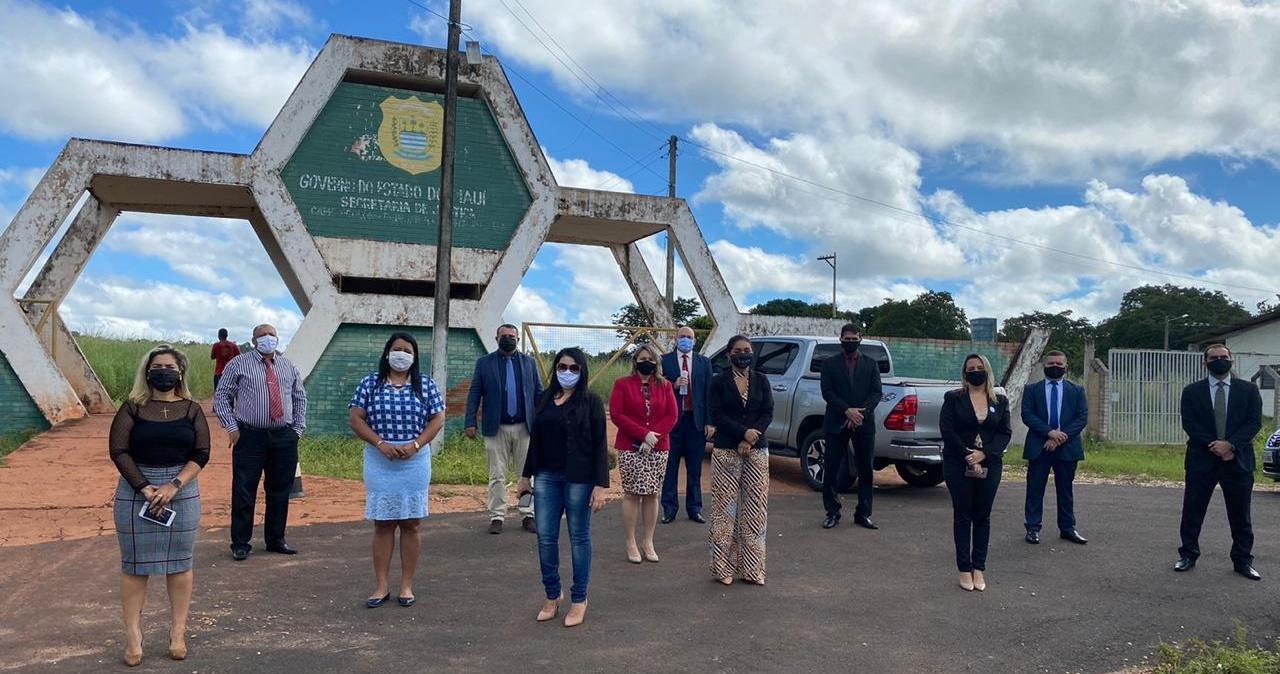 Comissão de Advogados Criminalista do Piauí em protesto em frente à Penitenciária Major César