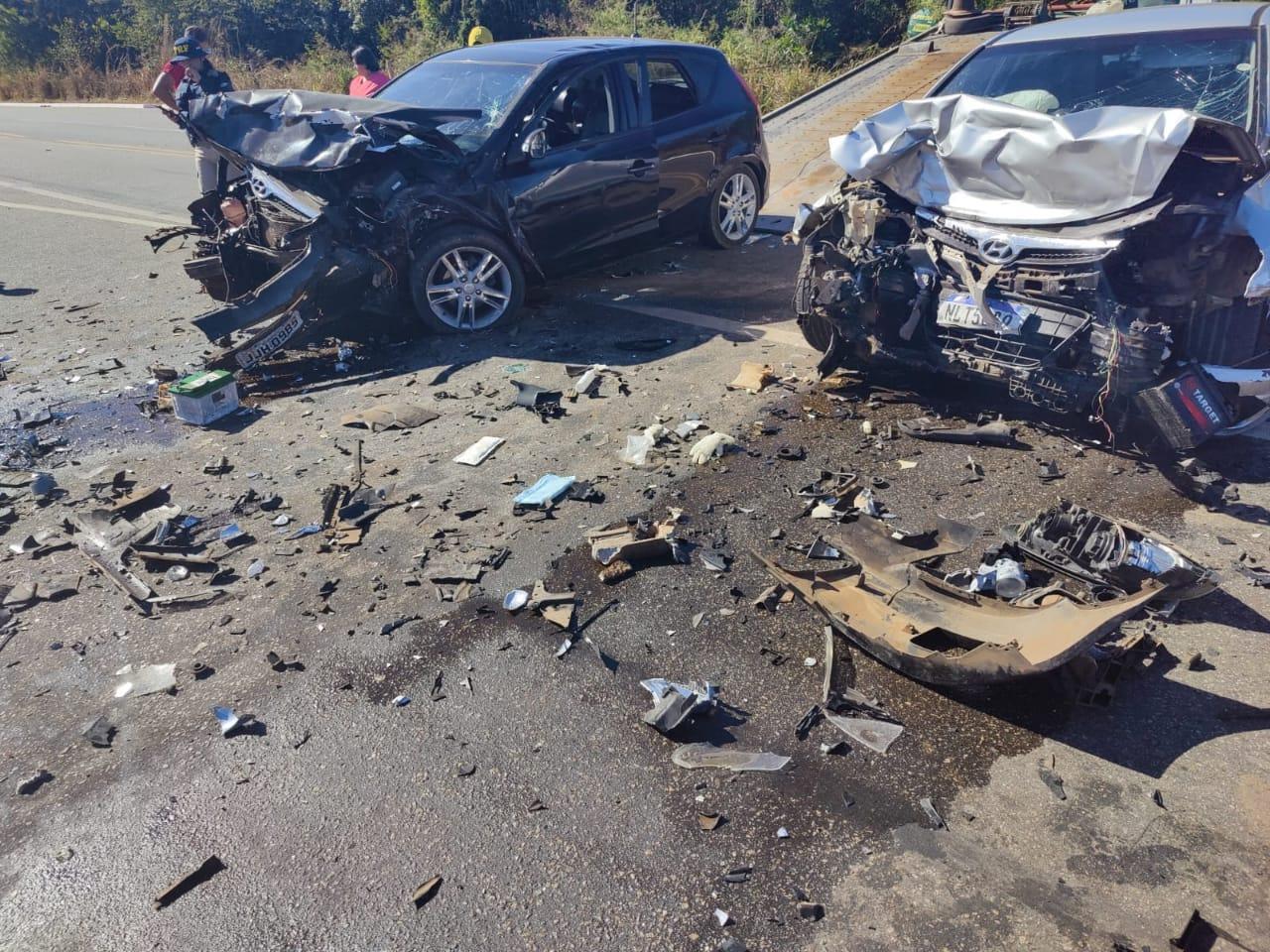 Os  veículos ficaram totalmente destruídos