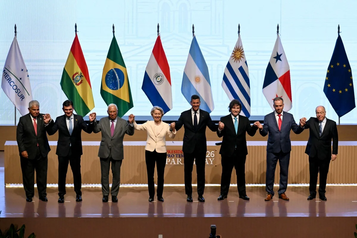 Líderes do Mercosul e da União Europeia posam juntos durante a cerimônia de assinatura do acordo de livre comércio entre os dois blocos, realizada em Assunção, no Paraguai