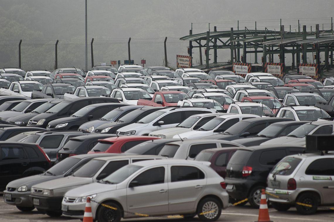 Carros no pátio