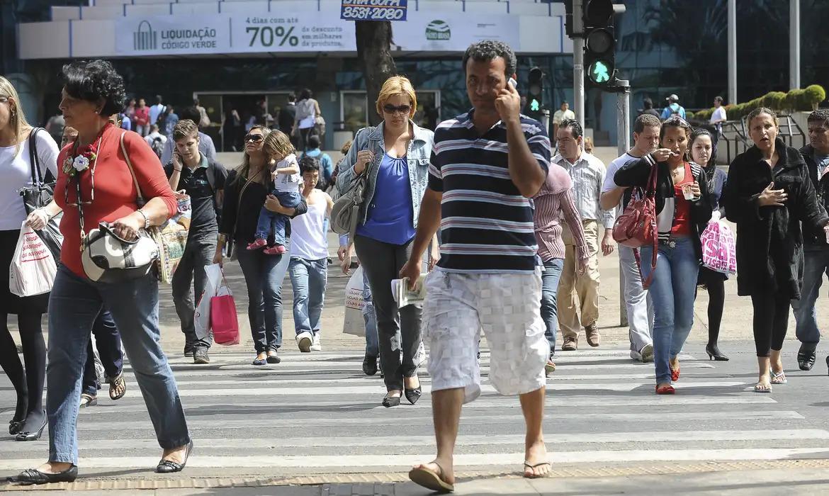 Desemprego tem queda de 6,9%, menor índice do trimestre desde 2014, segundo IBGE