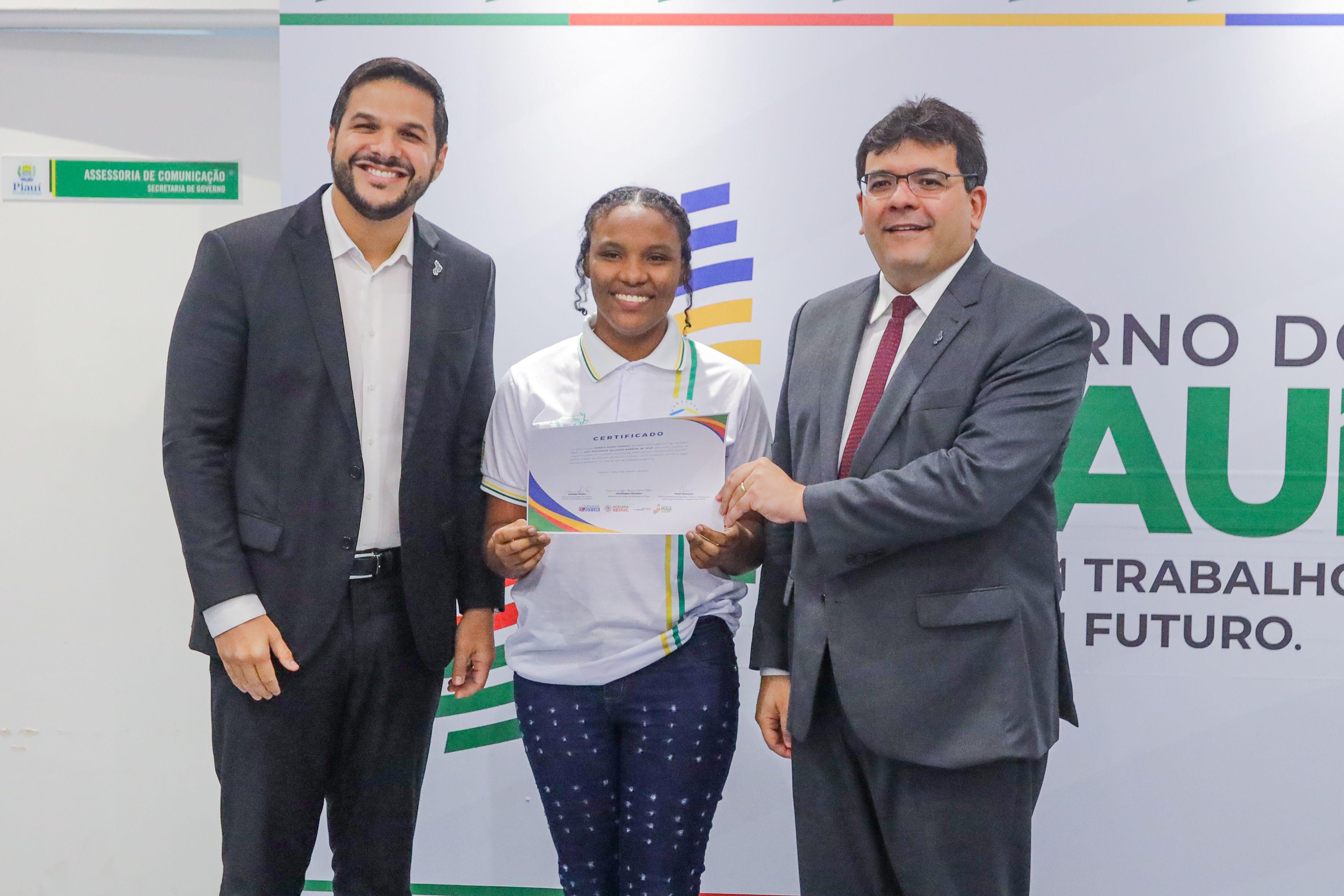 Governador anuncia investimento em programa estudantil