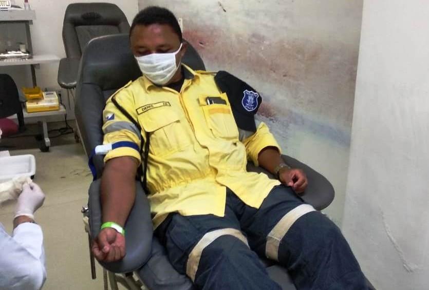 Agente de trânsito da Strans doando sangue