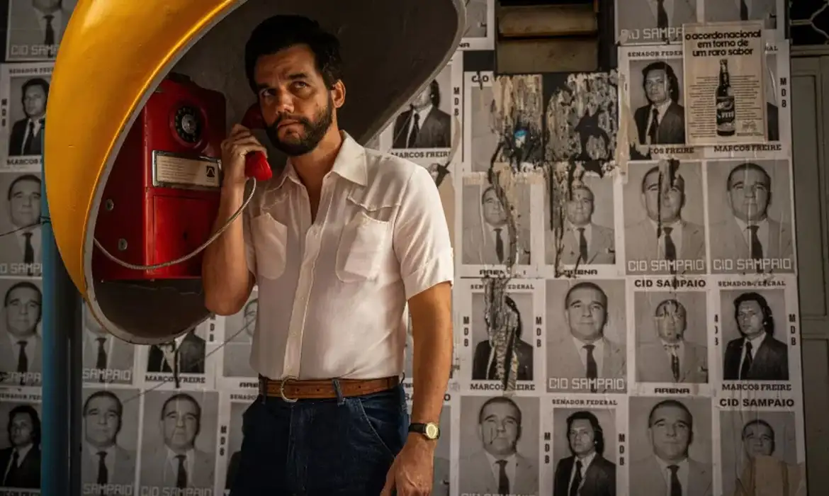 Ator Wagner Moura em cena do filme O Agente Secreto