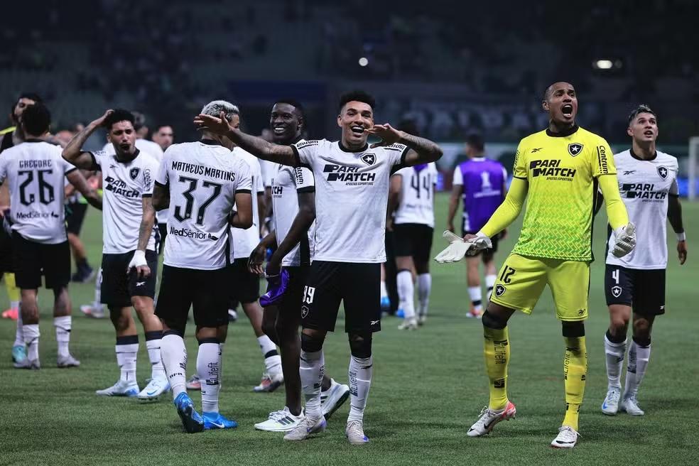 Jogadores do Botafogo comemoram classificação contra o Palmeiras