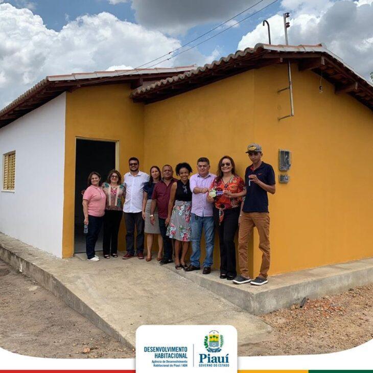 ADH entrega casas