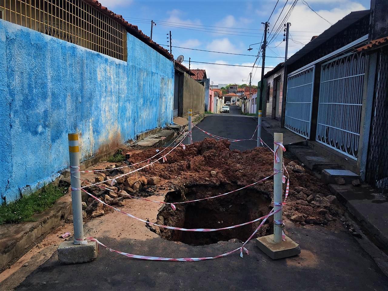 Moradores reclamam de cratera deixada pela Águas de Teresina