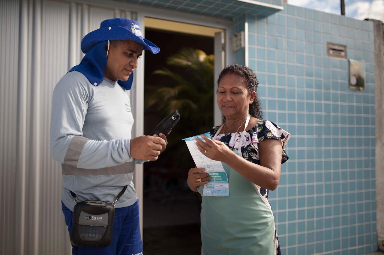 Servidor da Águas de Teresina e consumidora