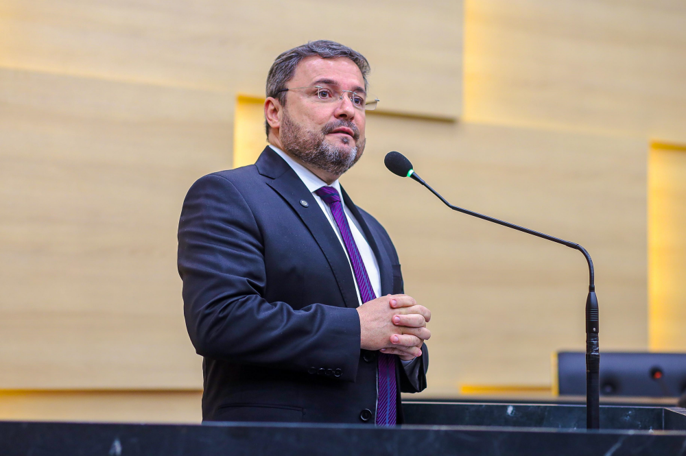 Fábio Novo ataca “extrema-direita” e diz que críticos do show de Alok têm “complexo de vira-latas”