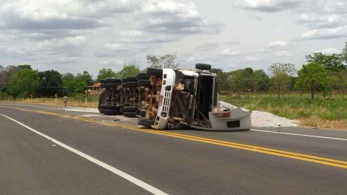 Carreta tombada na BR 135