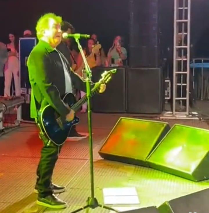 Cantor e compositor Amado Batista foi vaiado em apresentação no Piauí