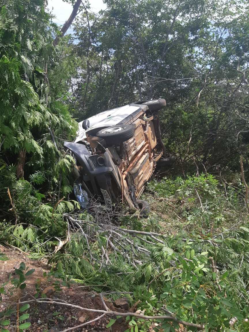 Veículo tombou após motorista perder o controle