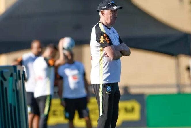Ancelotti observa atentamente treino do elenco da Seleção Brasileira entes do amistoso contra a França