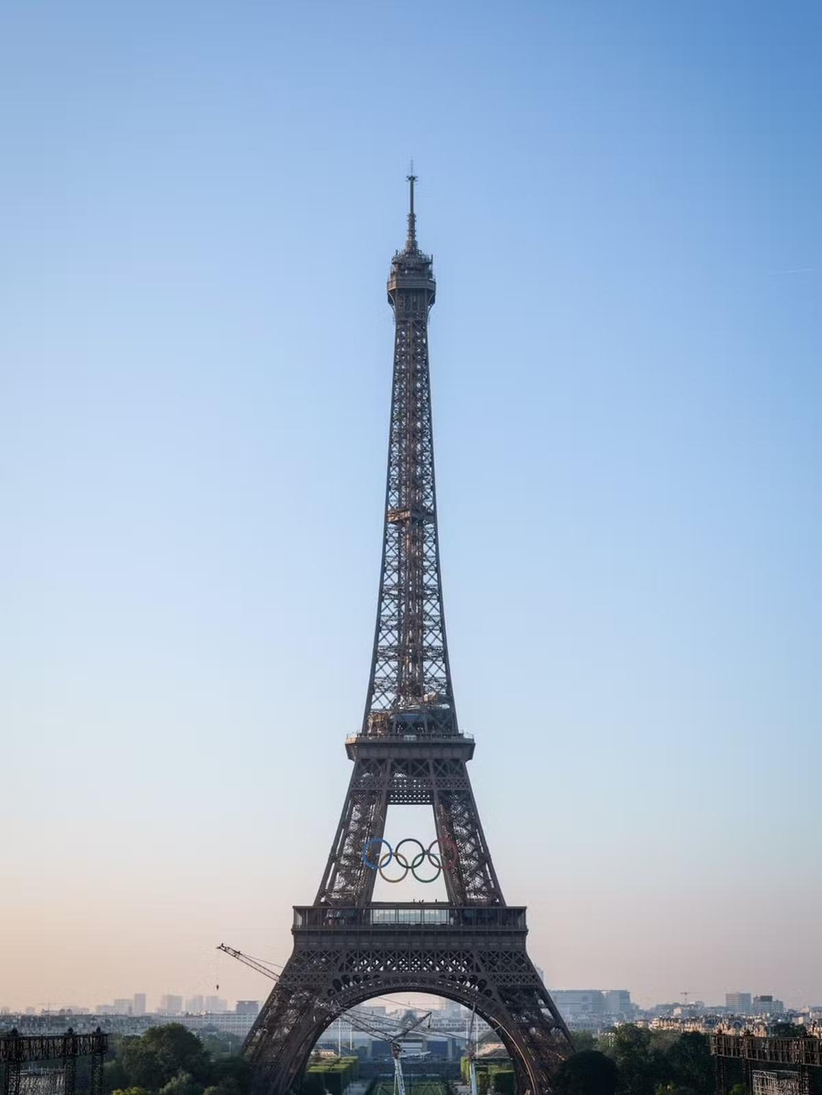 Anéis olímpicos na Torre Eiffel