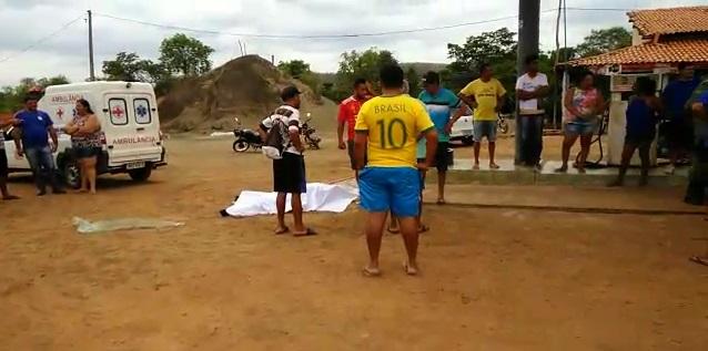 Corpo da vítima foi coberto com pano pelos moradores da região
