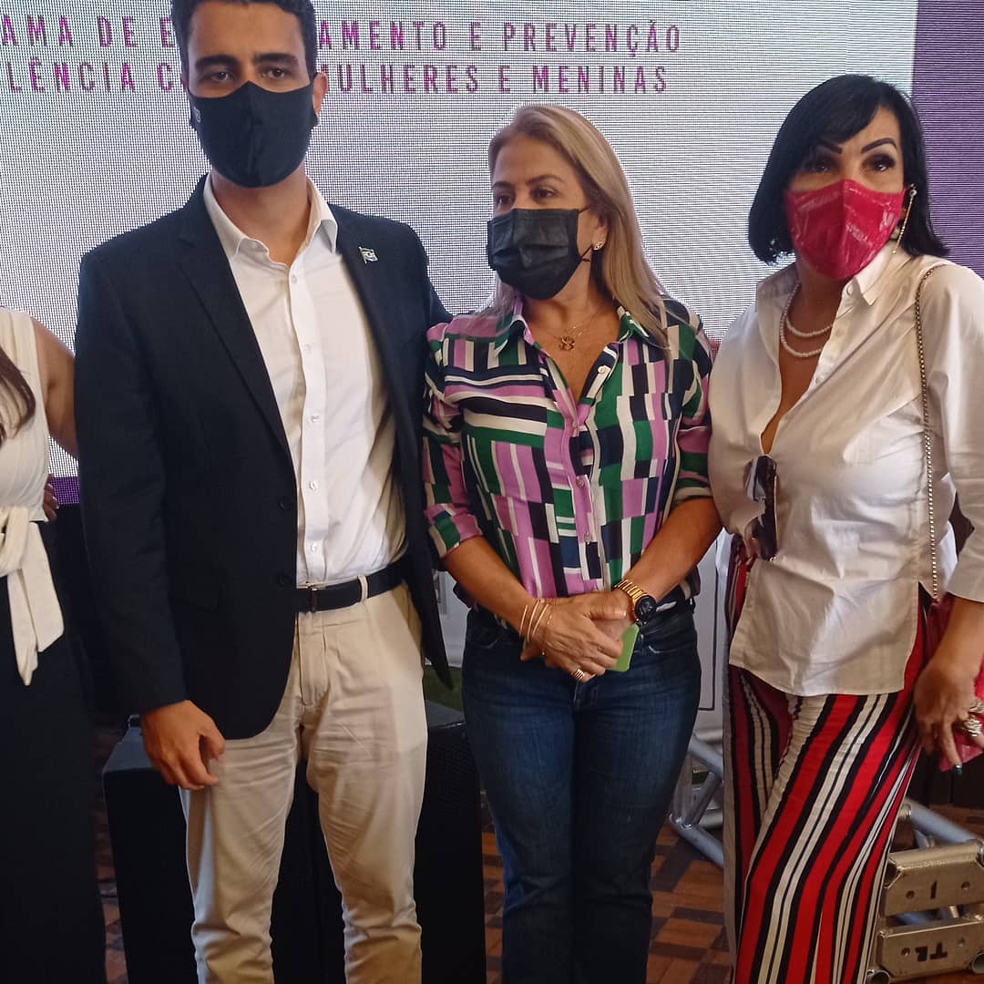 Aninha Monteiro em meio às personas da cena política em Maceió