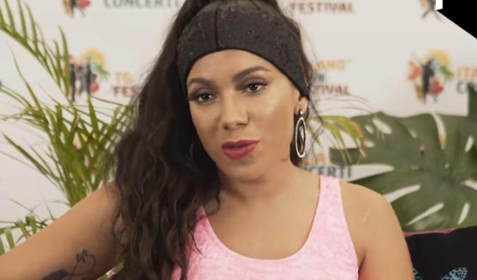 Anitta durante entrevista na Itália