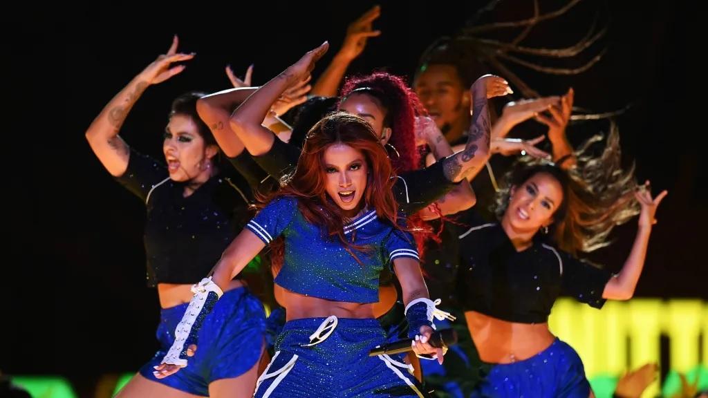 Anitta se apresenta na final da Liga dos Campeões