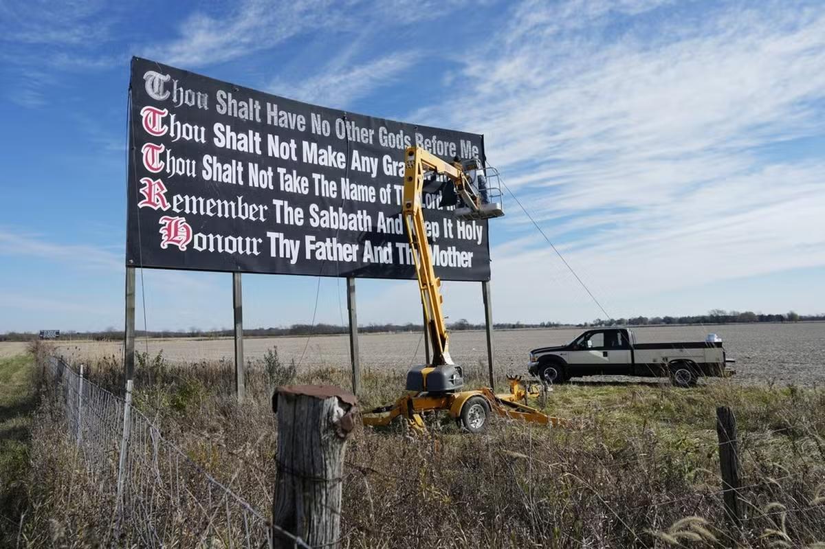 Placa mostra alguns dos Dez Mandamentos na cidade de Chenoweth, em Ohio, nos EUA