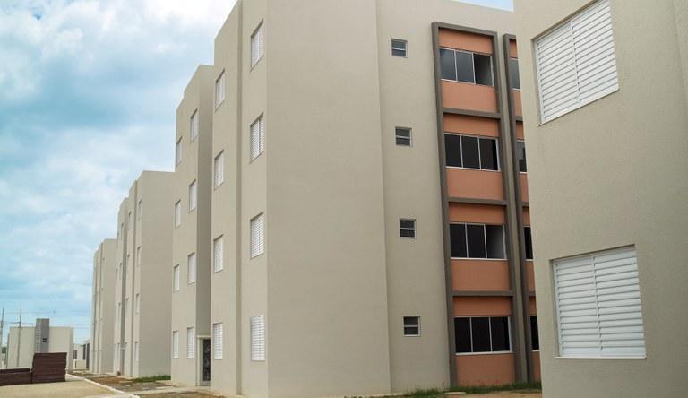 A construção das unidades habitacionais está em andamento e são do tipo apartamento