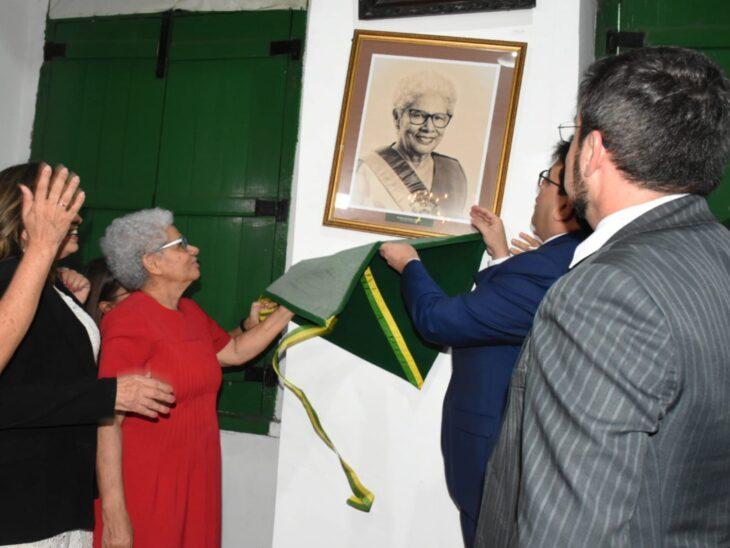 Aposição da foto de Regina Sousa