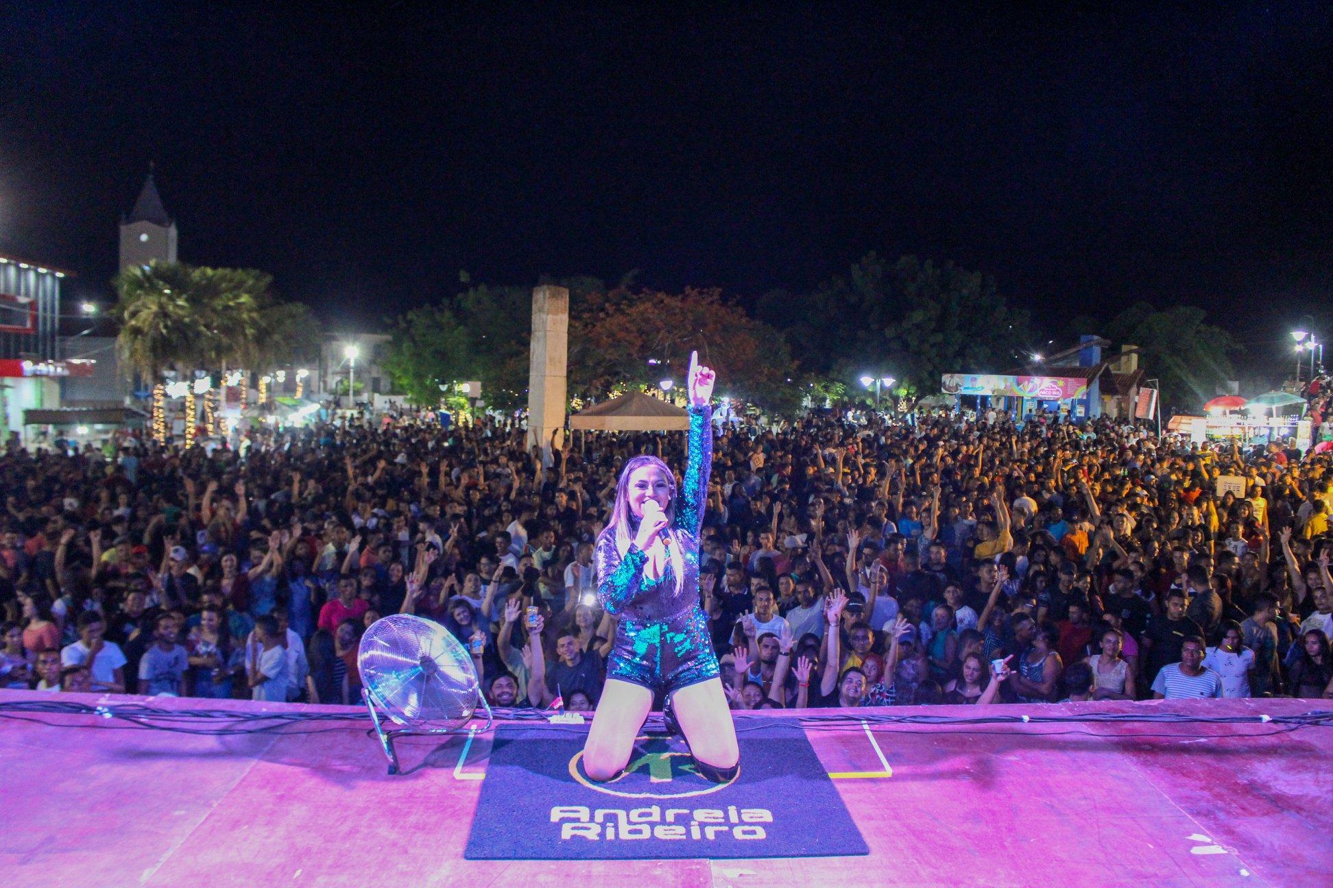 Andreia Ribeiro reuniu o público para fazer última foto durante show em José de Freitas