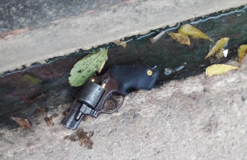 Arma encontrada com o suspeito