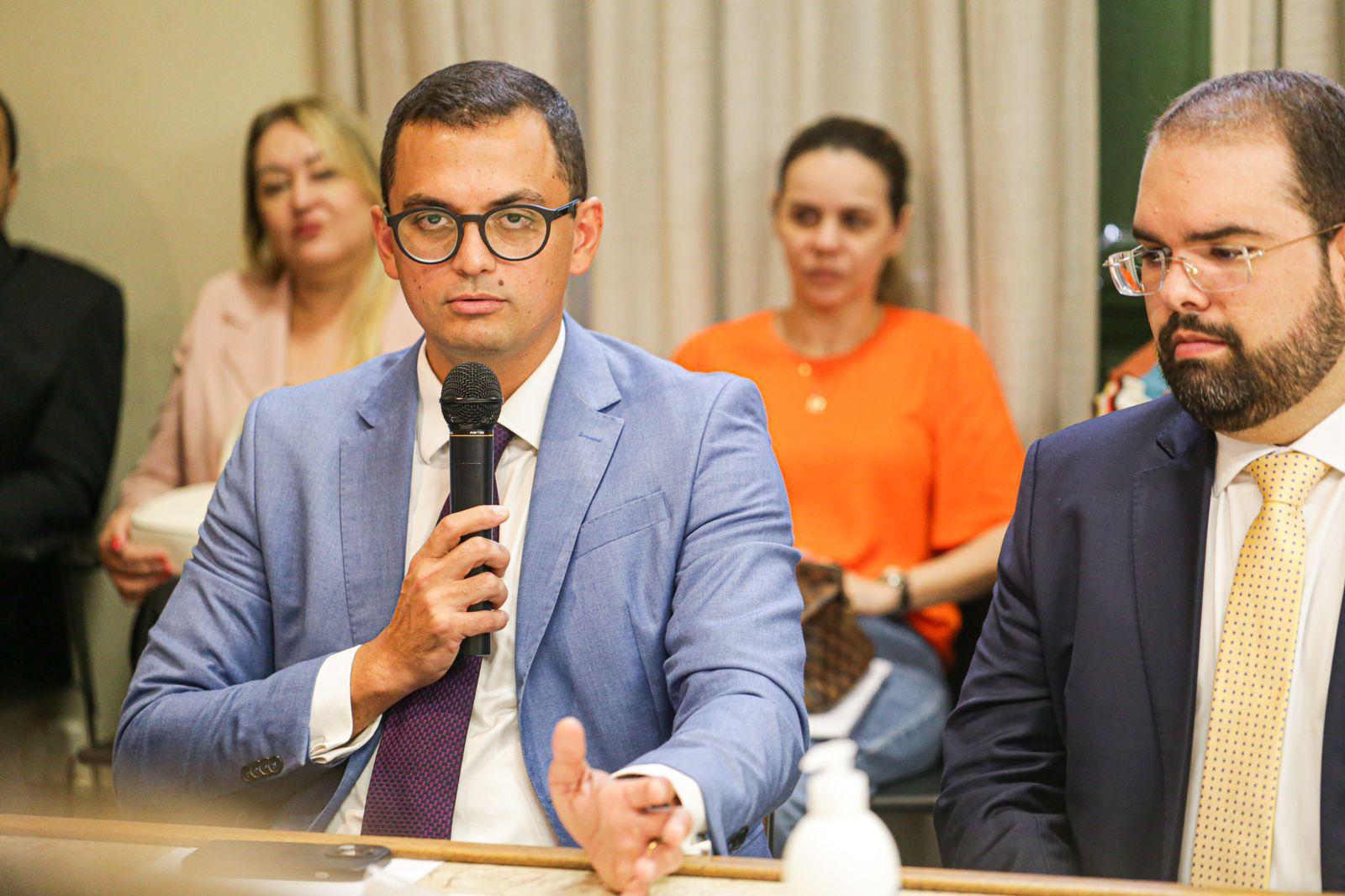 Procurador Ari Ricardo da Rocha Gomes Ferreira e o advogado Ricardo Martins tomaram posse hoje