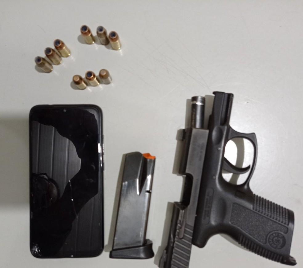 Arma apreendida com o policial